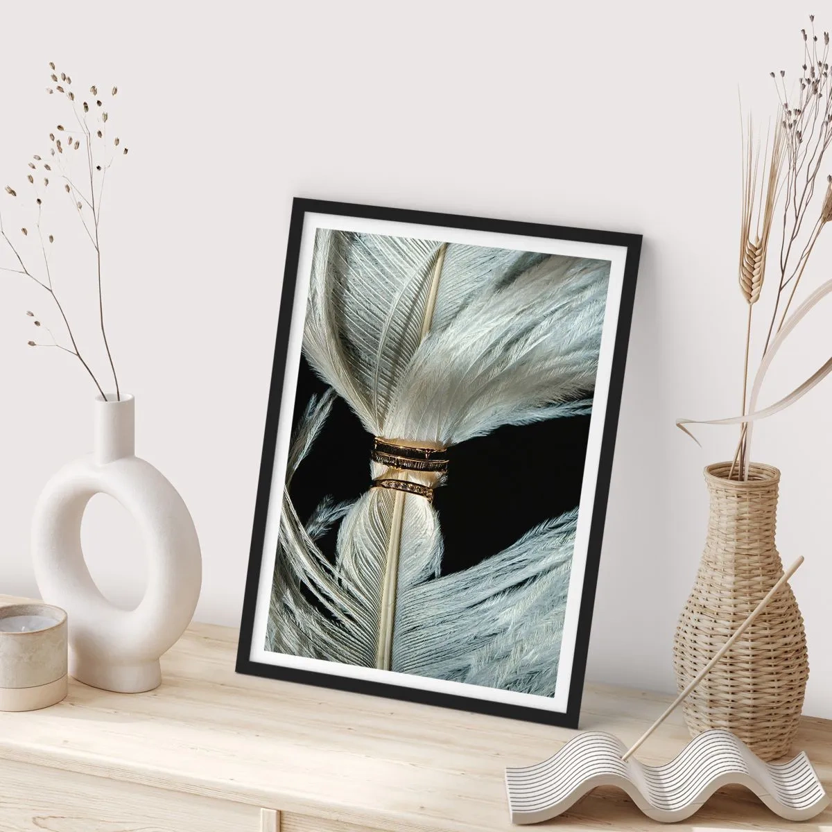 Poster in einem schwarzem Rahmen - Nahaufnahme von weißen Federn, die mit einem goldenen Band zusammengebunden sind - 50x70cm - ... und ich werde dich nicht verlassen ... - Moderne Wanddekoration für Wohnzimmer und Schlafzimmer ARTTOR