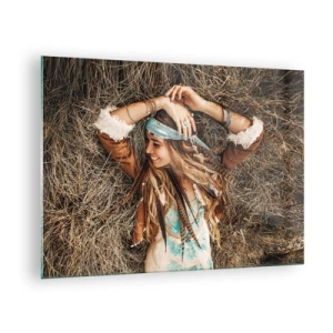 Glasbild - Bild auf glas - Frau im Boho-Stil liegt lächelnd im Heu - 70x50cm - Auf dem Weg in den Sommer der Liebe - Moderne Wanddekoration für Wohnzimmer und Schlafzimmer ARTTOR