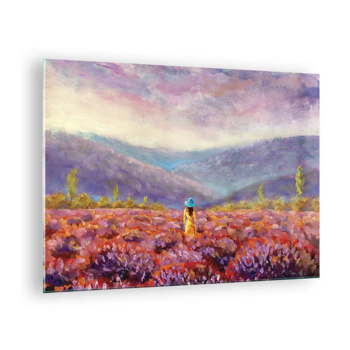Glasbild - Bild auf glas - Eine Figur mit Hut in einem Lavendelfeld in der Abenddämmerung - 70x50cm - In einer Lavendelwelt - Moderne Wanddekoration für Wohnzimmer und Schlafzimmer ARTTOR