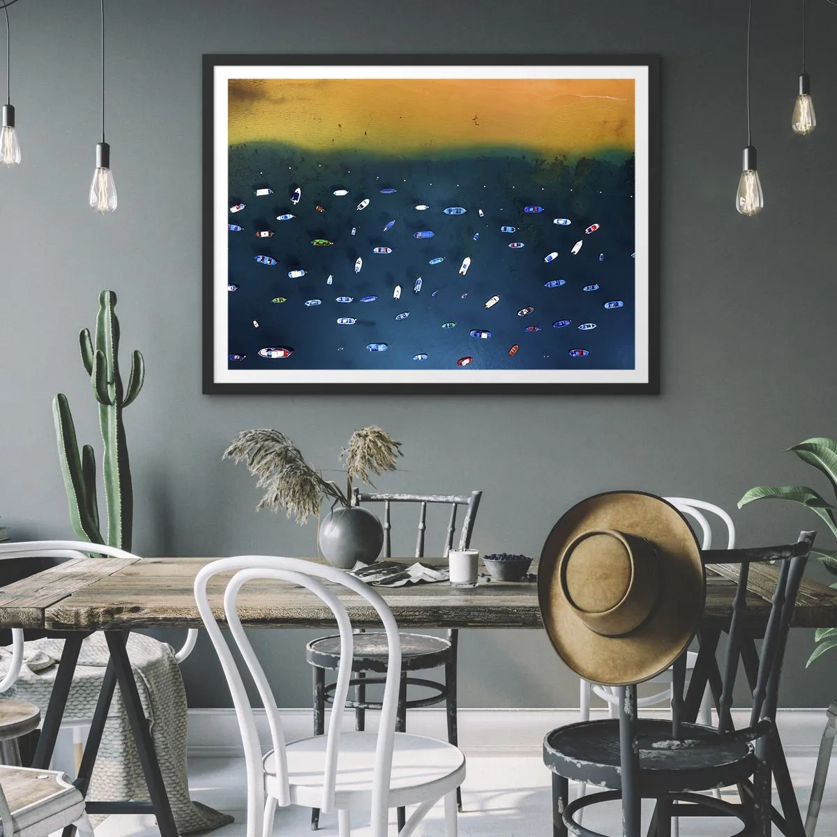 Poster in einem schwarzem Rahmen - Luftaufnahme von Booten auf dem Wasser und einem Sandstrand - 100x70cm - Feiertagsspiel - Moderne Wanddekoration für Wohnzimmer und Schlafzimmer ARTTOR