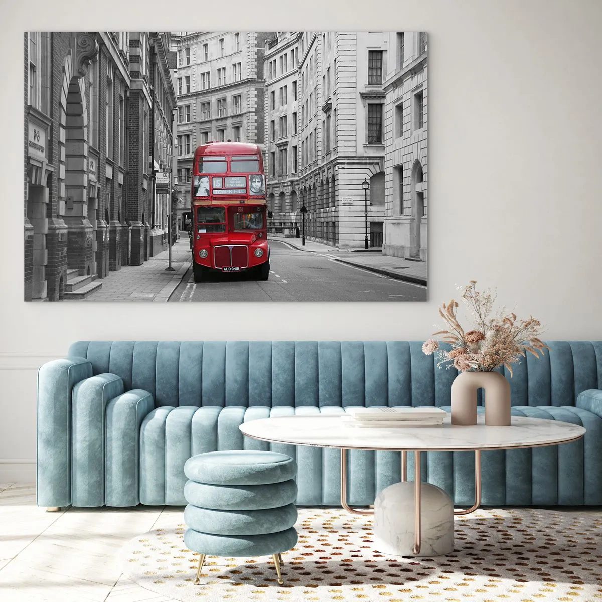 Glasbild - Bild auf glas - Ein roter Bus durch die einfarbigen Straßen der Stadt - 70x50cm - Der Alltag muss nicht grau sein - Moderne Wanddekoration für Wohnzimmer und Schlafzimmer ARTTOR