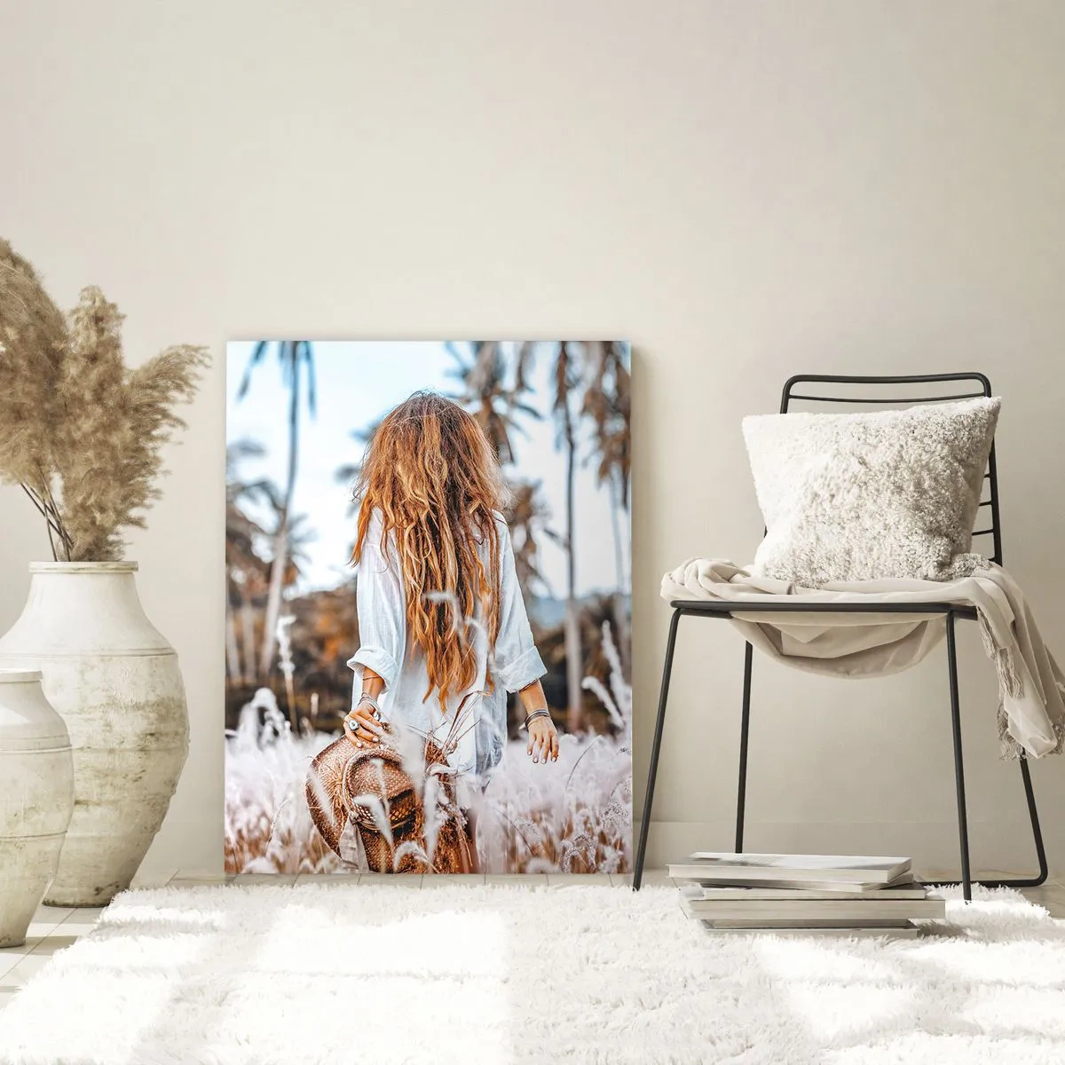 Glasbild - Bild auf glas - Eine Frau im Gras mit einem Hut in der Hand vor einem Hintergrund aus Palmen - 50x70cm - Geboren aus Grasflaum - Moderne Wanddekoration für Wohnzimmer und Schlafzimmer ARTTOR