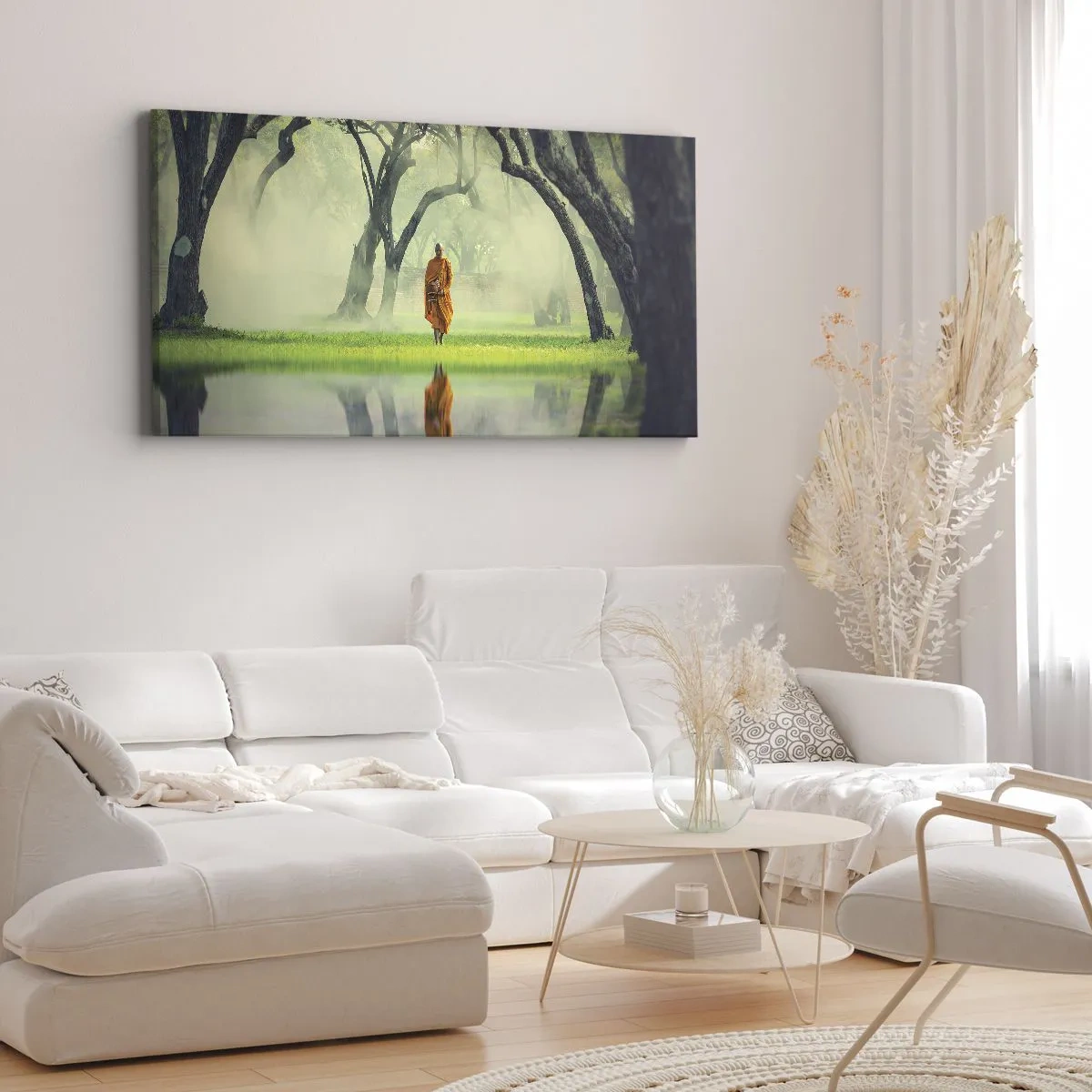 Bild auf Leinwand - Leinwandbild - Ein Mönch in einer orangefarbenen Robe in einem Wald mit nebligem Hintergrund und Spiegelung im Wasser. - 140x50cm - Auf dem Weg zur Erleuchtung - Moderne Wanddekoration für Wohnzimmer und Schlafzimmer ARTTOR