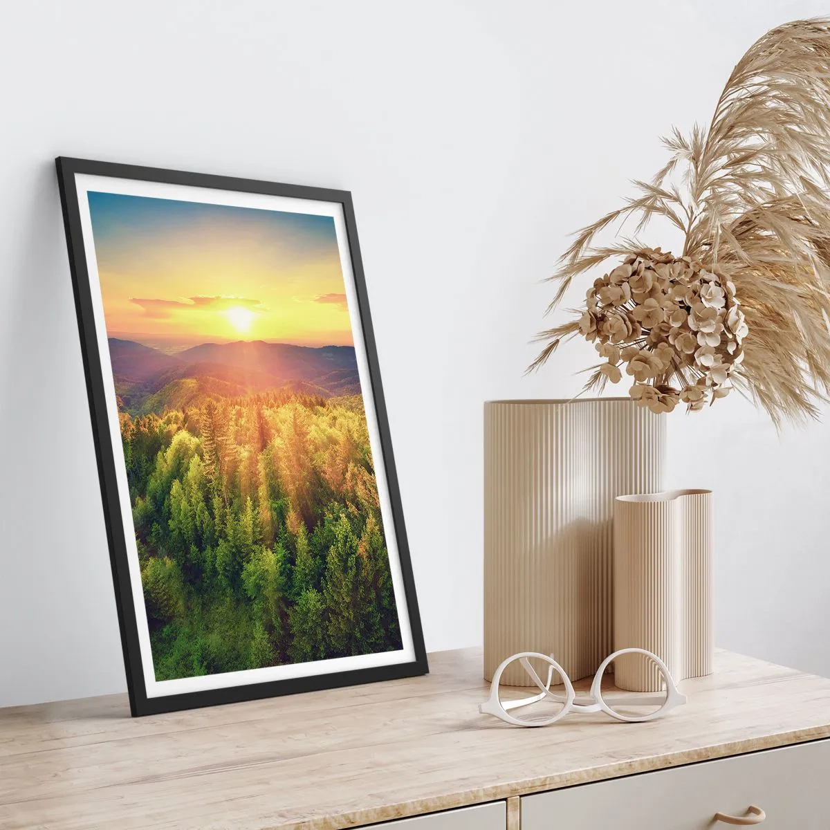 Poster in einem schwarzem Rahmen - Sonnenuntergang über einem Bergwald voller Grün - 50x70cm - Scheitelpunkte und Spitzen - Moderne Wanddekoration für Wohnzimmer und Schlafzimmer ARTTOR