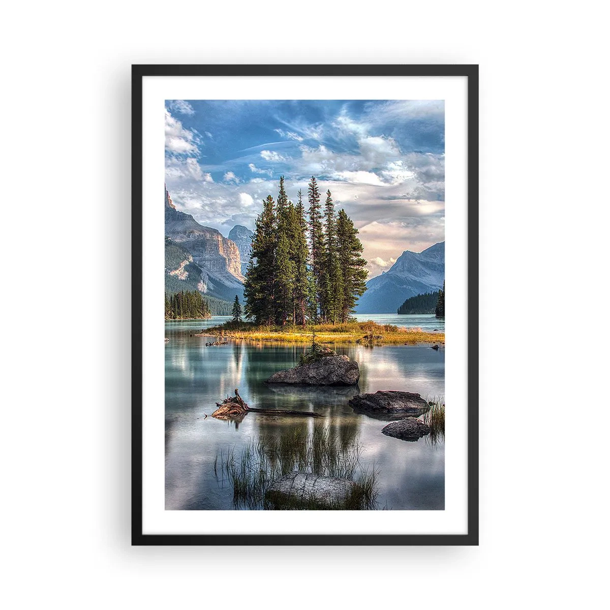 Poster in einem schwarzem Rahmen - Eine Berglandschaft mit einer Insel, umgeben von einem ruhigen See - 50x70cm - An dem tollen und sauberen Wasser ... - Moderne Wanddekoration für Wohnzimmer und Schlafzimmer ARTTOR