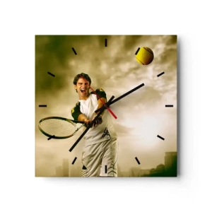 Wanduhr - Glasuhr - Tennisspieler in Aktion während eines Spiels vor dem Hintergrund einer urbanen Landschaft - 30x30cm - Energie und Freude - Moderne Wanddekoration für Wohnzimmer und Schlafzimmer ARTTOR