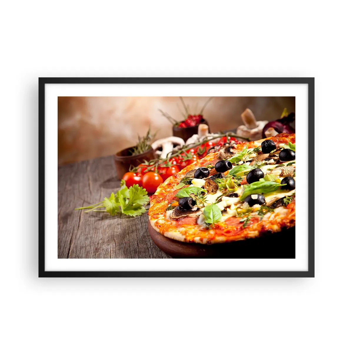 Poster in einem schwarzem Rahmen - Pizza mit Oliven, Basilikum und frischen Zutaten auf Holzhintergrund - 70x50cm - Aus den tellurischen Zutaten - Moderne Wanddekoration für Wohnzimmer und Schlafzimmer ARTTOR