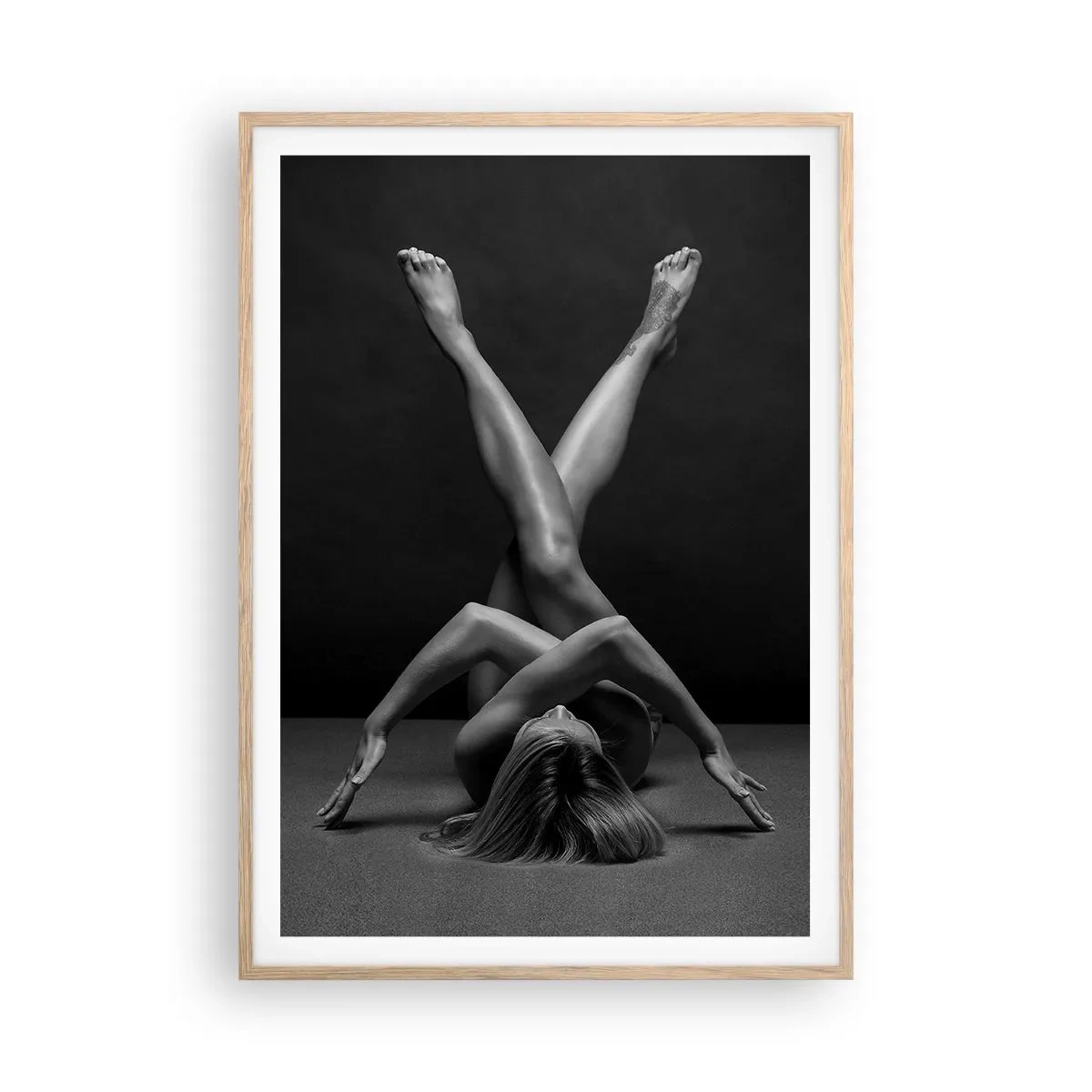 Poster in einem Rahmen aus heller Eiche - Die Geometrie der Nacktheit - 70x100 cm