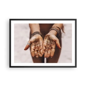 Poster in einem schwarzem Rahmen - Nahaufnahme von Händen mit Glitzer in warmen Farbtönen - 70x50cm - Ein Geschenk für dich - Moderne Wanddekoration für Wohnzimmer und Schlafzimmer ARTTOR