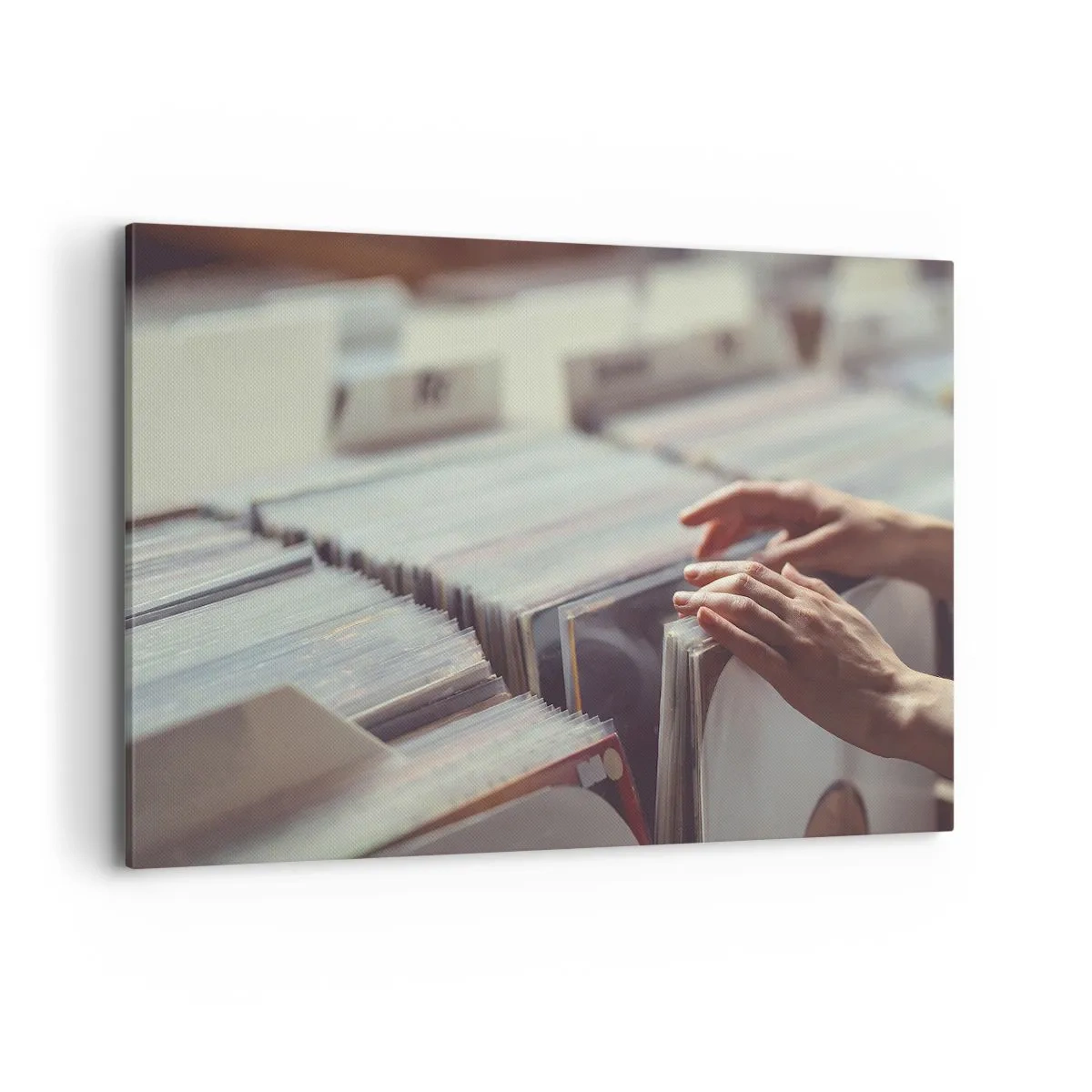 Bild auf Leinwand - Leinwandbild - Hände blättern durch eine Vinylsammlung - 120x80cm - Auf der Suche nach Emotionen - Moderne Wanddekoration für Wohnzimmer und Schlafzimmer ARTTOR