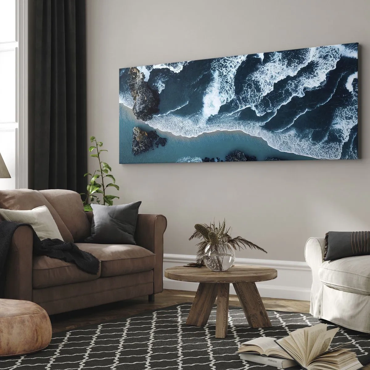 Bild auf Leinwand - Leinwandbild - Luftaufnahme der Wellen, die an die Küste krachen - 140x50cm - In Wellen gehüllt - Moderne Wanddekoration für Wohnzimmer und Schlafzimmer ARTTOR