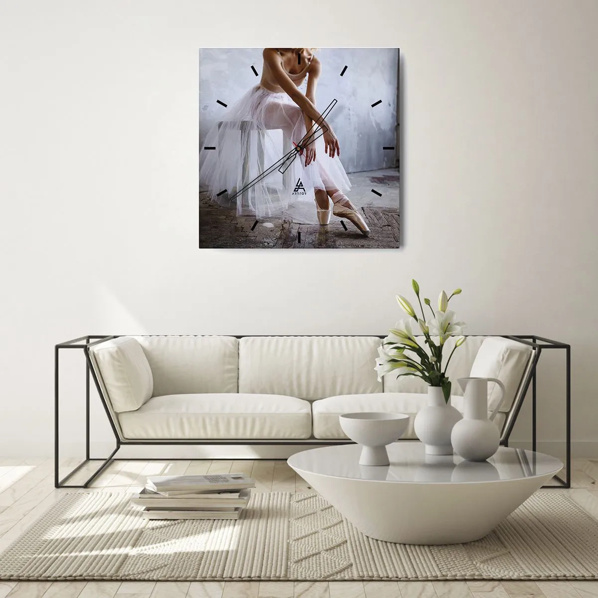Wanduhr - Glasuhr - Eine Ballerina in zarter Pose vor industriellem Hintergrund - 30x30cm - Bevor die Rampe leuchtet - Moderne Wanddekoration für Wohnzimmer und Schlafzimmer ARTTOR