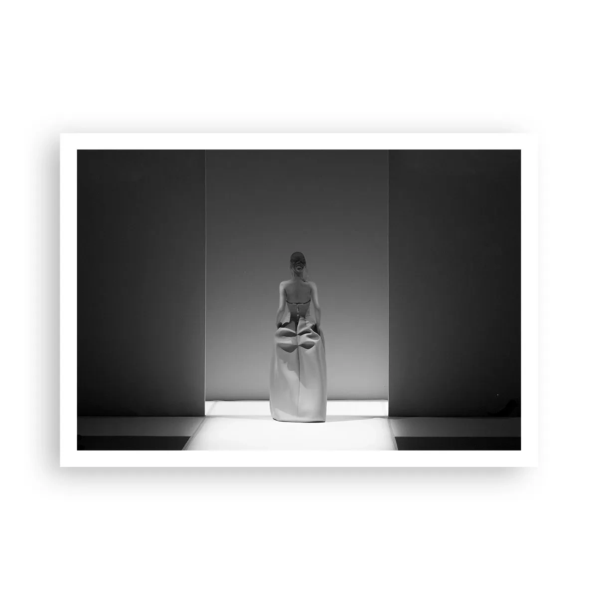 Poster - Ein Schwarzweißgemälde mit einer minimalistischen Szene einer Frau in einem geometrischen Raum. - 100x70cm - Raffinierte Einfachheit - Moderne Wanddekoration für Wohnzimmer und Schlafzimmer ARTTOR