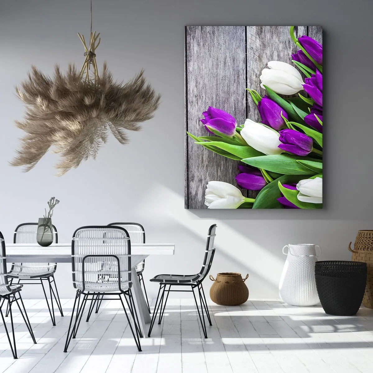 Bild auf Leinwand - Leinwandbild - Ein Strauß lila und weißer Tulpen auf einem hölzernen Hintergrund - 70x100cm - Am Tag der Frühlingsferien - Moderne Wanddekoration für Wohnzimmer und Schlafzimmer ARTTOR