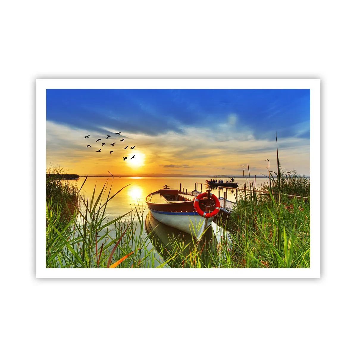 Poster - Ein Boot am Ufer eines Sees bei Sonnenuntergang - 100x70cm - Die Kormorane fliegen schon weg - Moderne Wanddekoration für Wohnzimmer und Schlafzimmer ARTTOR
