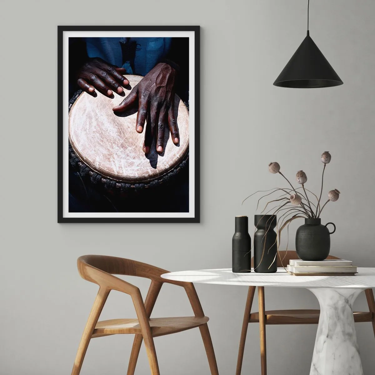 Poster in einem schwarzem Rahmen - Hände spielen eine Djembe-Trommel in einem Rhythmusspiel - 50x70cm - Lebe in deinem eigenen Rhythmus - Moderne Wanddekoration für Wohnzimmer und Schlafzimmer ARTTOR