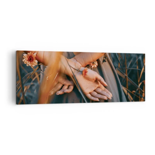 Bild auf Leinwand - Leinwandbild - Sinnliche Hände mit Blumen in einer natürlichen Umgebung - 140x50cm - Verbunden mit der Natur - Moderne Wanddekoration für Wohnzimmer und Schlafzimmer ARTTOR