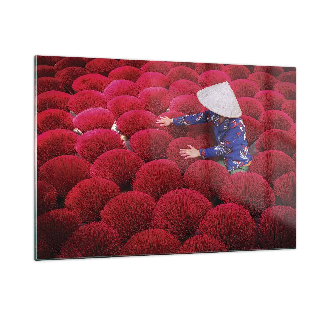 Glasbild - Bild auf glas - Ein Arbeiter zwischen roten Räucherstäbchen vor einem gemusterten Hintergrund - 120x80cm - Im Reisfeld - Moderne Wanddekoration für Wohnzimmer und Schlafzimmer ARTTOR