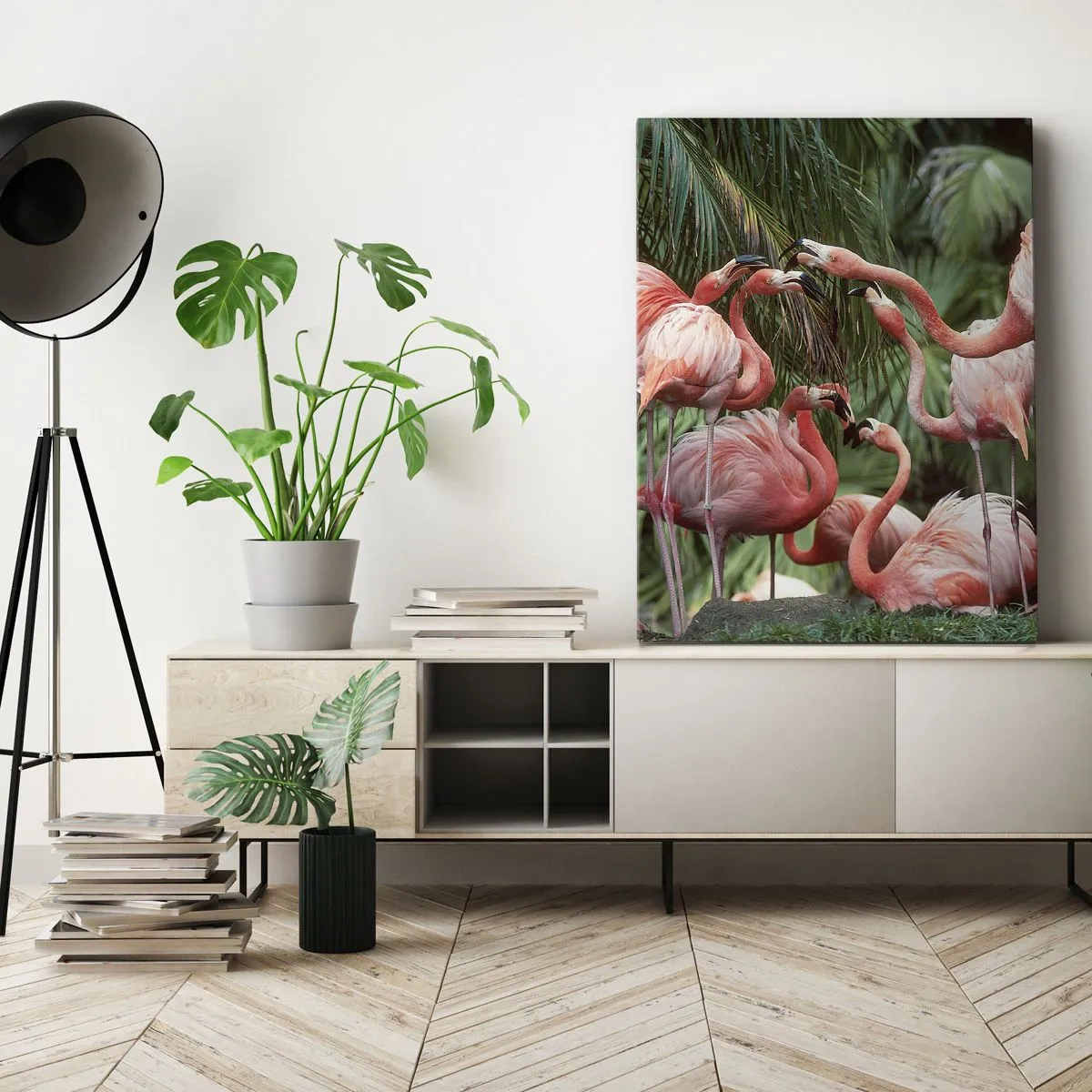 Bild auf Leinwand - Leinwandbild - Eine Gruppe von Flamingos in einer tropischen Umgebung, umgeben von Palmen - 80x120cm - Nachmittagsklatsch - Moderne Wanddekoration für Wohnzimmer und Schlafzimmer ARTTOR