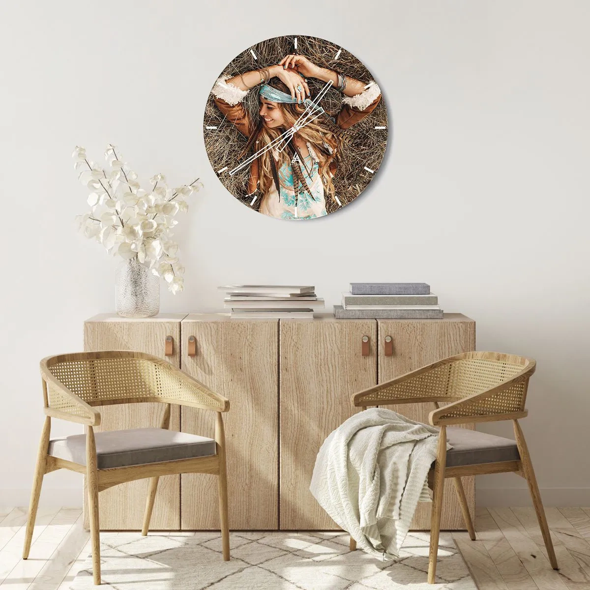 Wanduhr - Glasuhr - Lächelnde Boho-Frau, die auf Heu liegt - 30x30cm - Auf dem Weg in den Sommer der Liebe - Moderne Wanddekoration für Wohnzimmer, Küche und Schlafzimmer ARTTOR