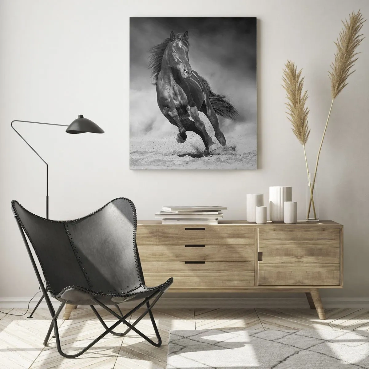 Glasbild - Bild auf glas - Ein schwarzes Pferd, das in Schwarz und Weiß über den Sand galoppiert. - 50x70cm - Würdig des Emirs selbst - Moderne Wanddekoration für Wohnzimmer und Schlafzimmer ARTTOR