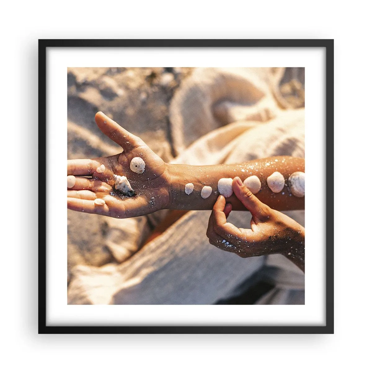 Poster in einem schwarzem Rahmen - Schönheit an Ihren Fingerspitzen - 50x50 cm