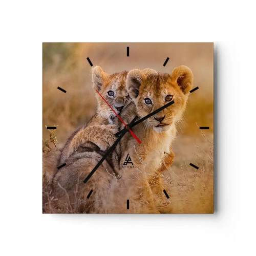 Wanduhr - Glasuhr - Entzückende Löwenjungen in ihrer natürlichen Umgebung - 30x30cm - Bitte nicht stören! Wir haben Spaß - Moderne Wanddekoration für Wohnzimmer und Schlafzimmer ARTTOR