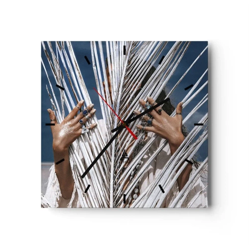 Wanduhr - Glasuhr - Eine Frau, versteckt hinter Palmblättern, mit Ringen an den Händen. - 30x30cm - Das Mädchen des Schamanen? - Moderne Wanddekoration für Wohnzimmer und Schlafzimmer ARTTOR