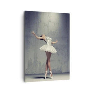 Bild auf Leinwand - Leinwandbild - Eine Balletttänzerin in einem weißen Kleid vor einer rohen Wand. - 50x70cm - Leicht wie ein Vogel - Moderne Wanddekoration für Wohnzimmer und Schlafzimmer ARTTOR