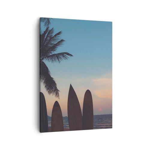 Bild auf Leinwand - Leinwandbild - Surfbretter vor der Kulisse einer Palme und eines Sonnenuntergangs - 50x70cm - Morgen wird es auch lustig - Moderne Wanddekoration für Wohnzimmer und Schlafzimmer ARTTOR