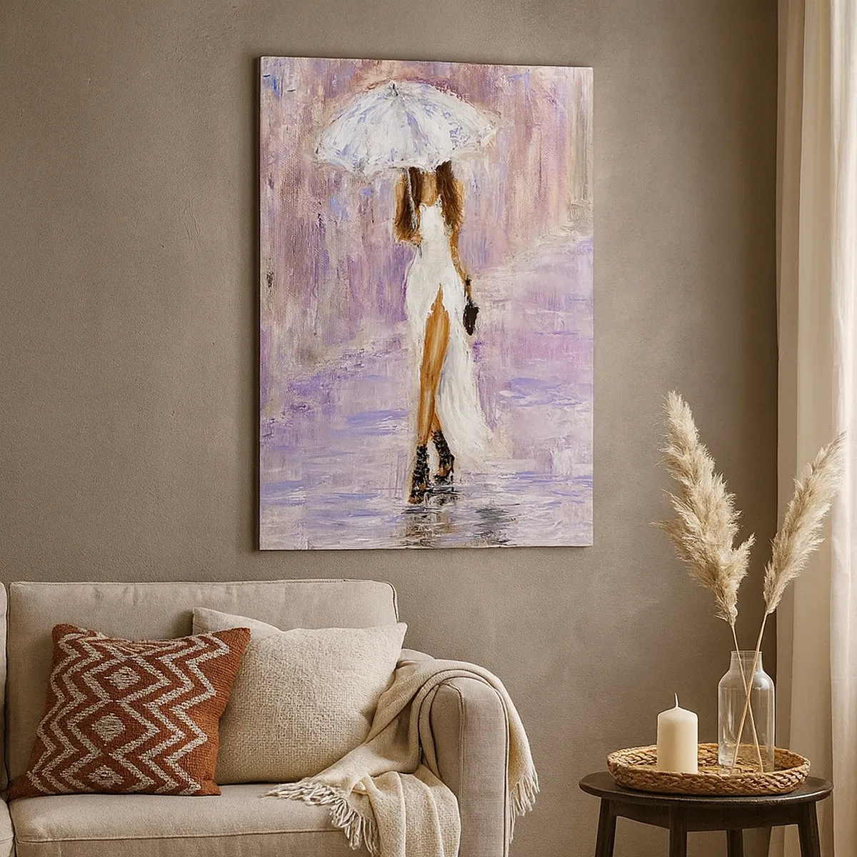 Bild auf Leinwand - Leinwandbild - Eine Frau mit einem Regenschirm, die im Regen in Fliedertönen läuft - 50x70cm - Im lila Regen - Moderne Wanddekoration für Wohnzimmer und Schlafzimmer ARTTOR