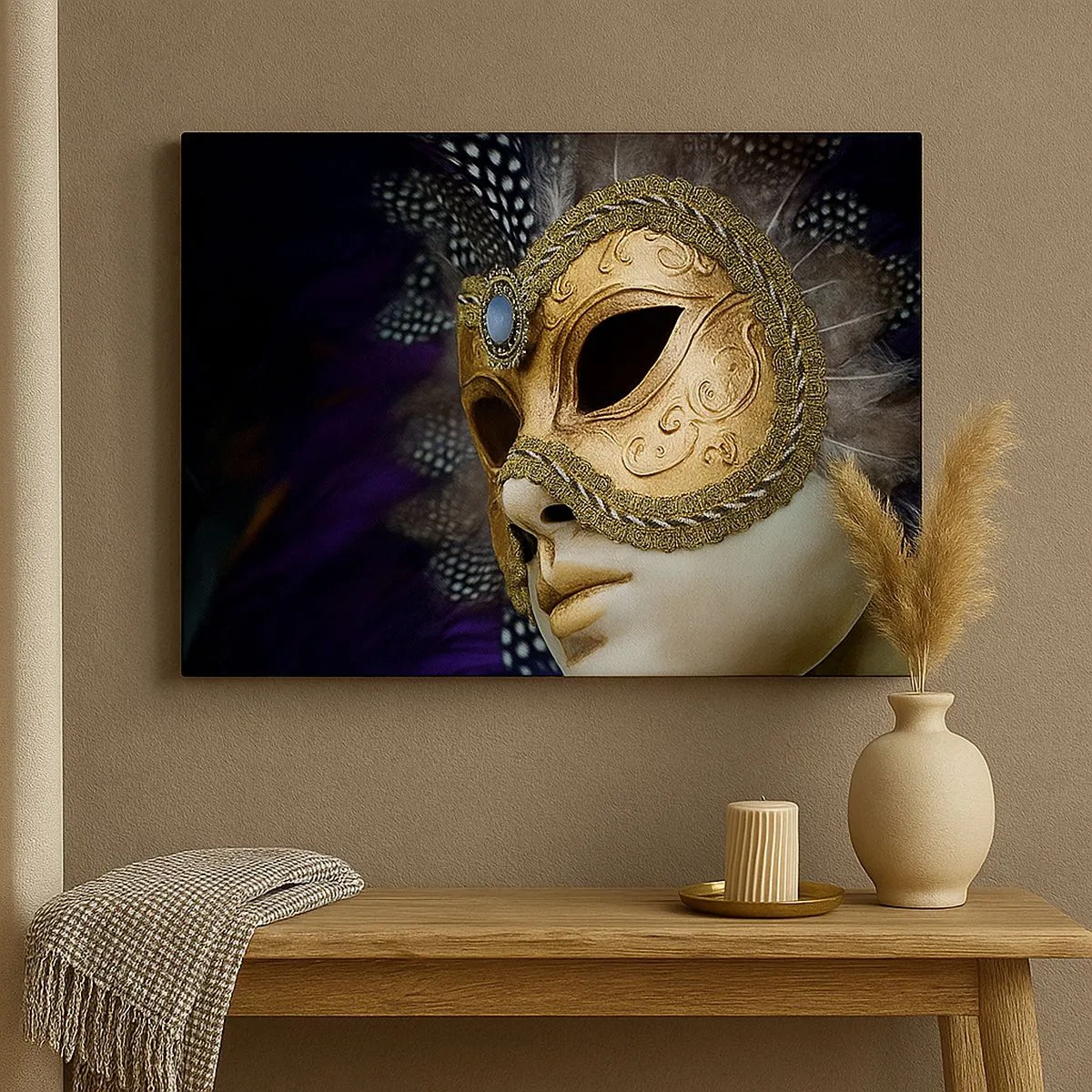 Bild auf Leinwand - Leinwandbild - Goldene venezianische Maske mit dekorativen Federn und Ornamenten - 70x50cm - Venezianisches Porträt in Gold - Moderne Wanddekoration für Wohnzimmer und Schlafzimmer ARTTOR