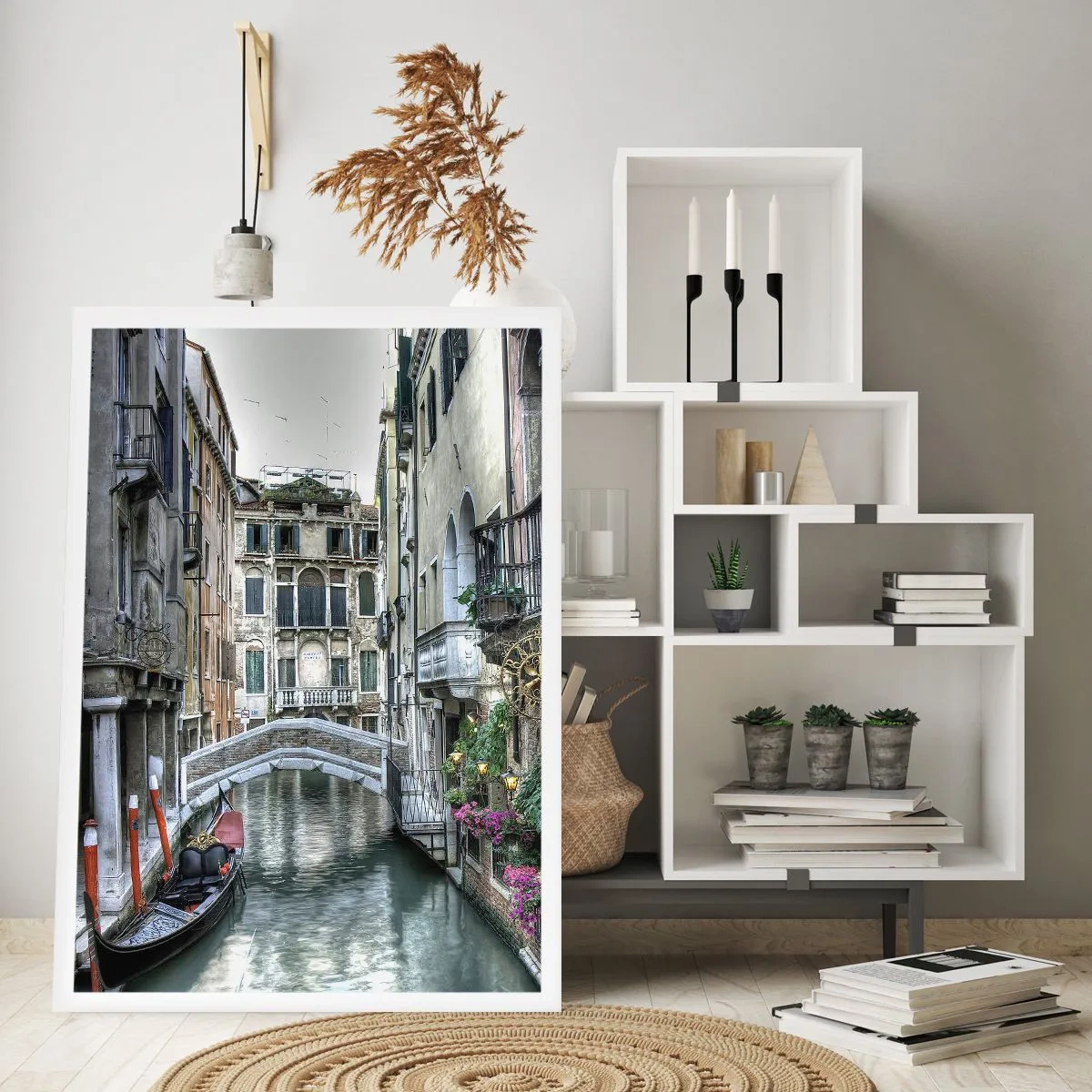 Poster - Ein Kanal in Venedig mit einer Gondel und einer Brücke im Hintergrund - 50x70cm - Seit Jahrhunderten in stiller Besinnung - Moderne Wanddekoration für Wohnzimmer und Schlafzimmer ARTTOR