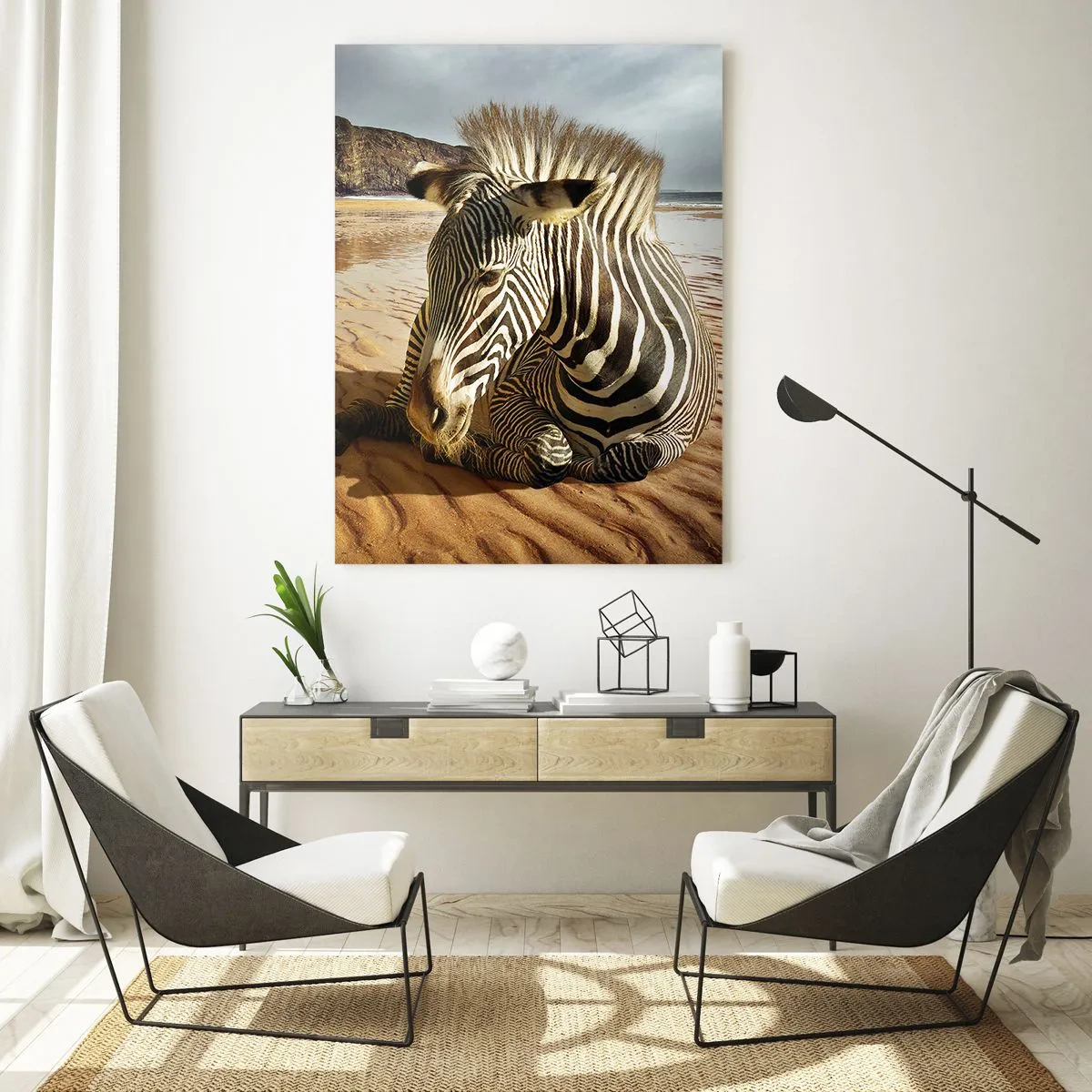 Glasbild - Bild auf glas - Ein Zebra ruht sich an einem Sandstrand mit Klippen im Hintergrund aus. - 80x120cm - Wir passen zusammen - Moderne Wanddekoration für Wohnzimmer und Schlafzimmer ARTTOR
