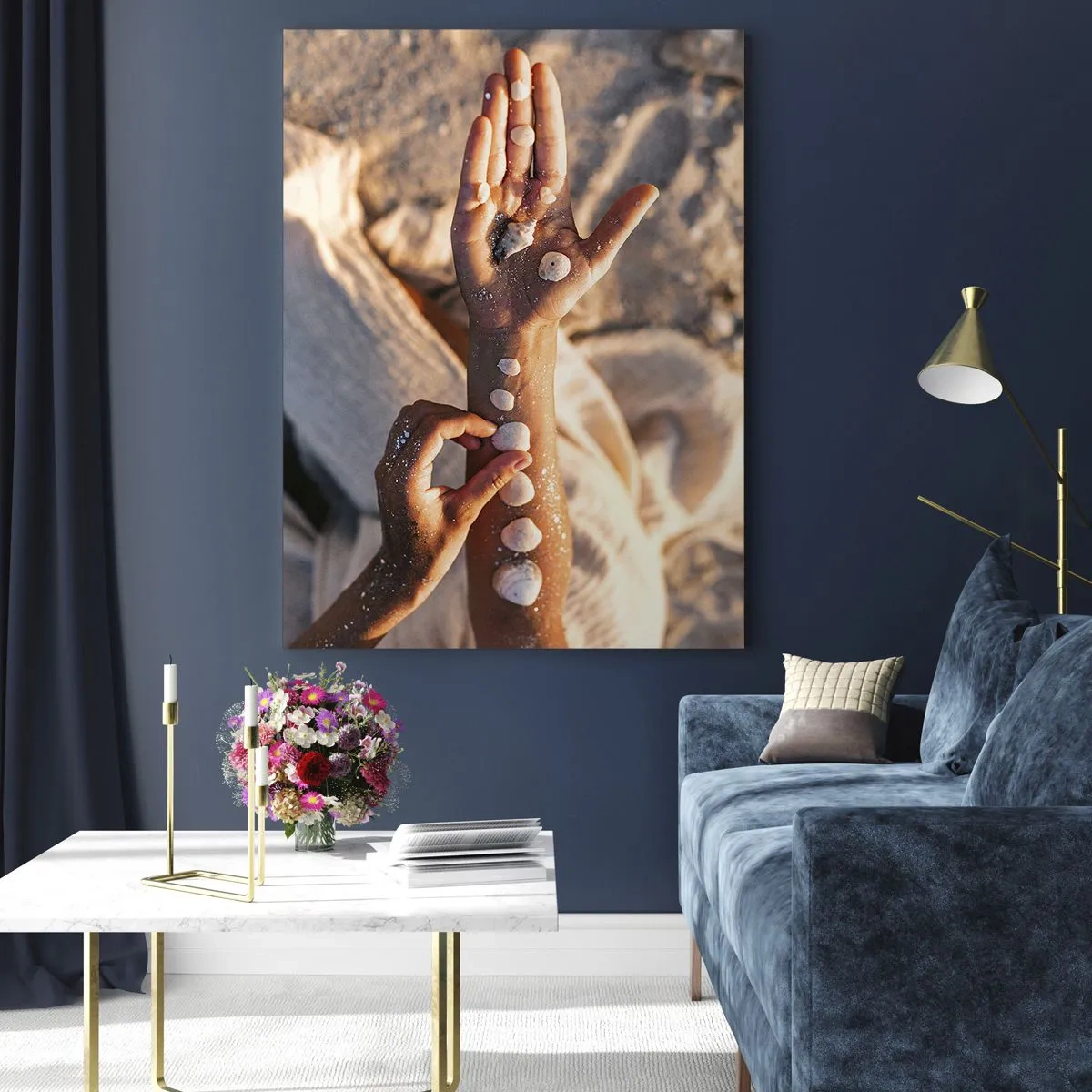 Glasbild - Bild auf glas - Hände mit Muscheln auf dem Sandhintergrund angeordnet - 80x120cm - Schönheit an Ihren Fingerspitzen - Moderne Wanddekoration für Wohnzimmer und Schlafzimmer ARTTOR