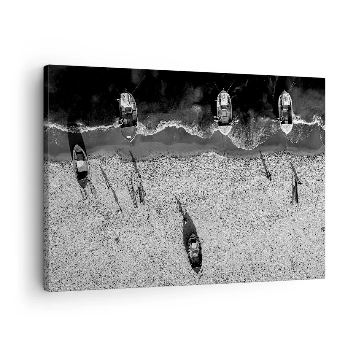 Bild auf Leinwand - Leinwandbild - Schwarz-Weiß-Luftaufnahme von Booten am Strand - 70x50cm - Immer noch am Ufer… - Moderne Wanddekoration für Wohnzimmer und Schlafzimmer ARTTOR