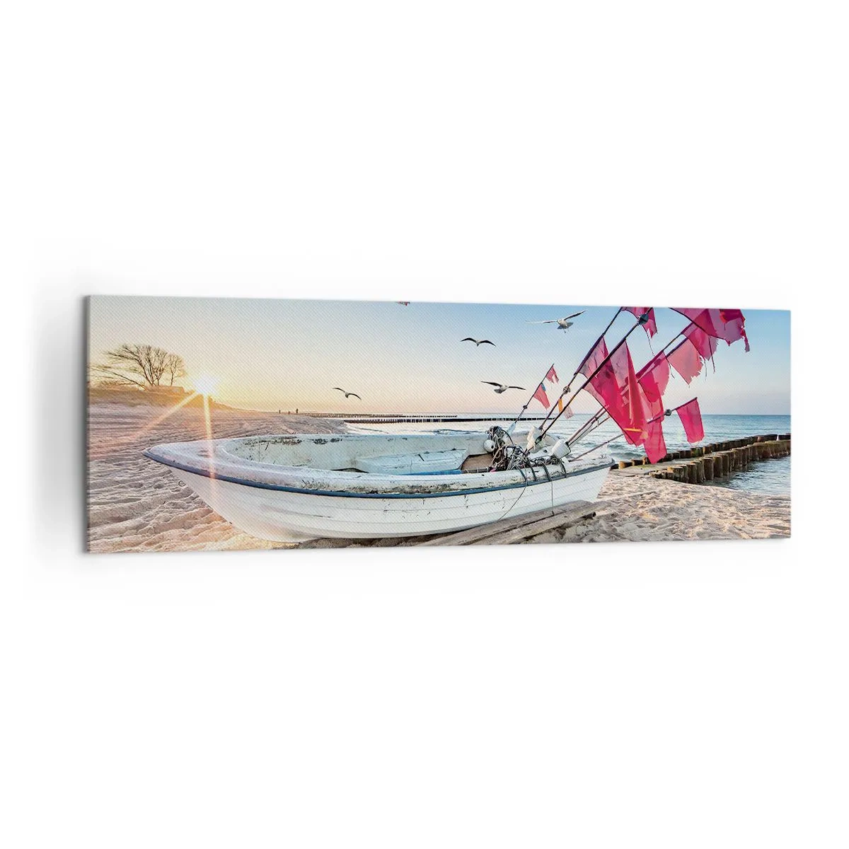 Bild auf Leinwand - Leinwandbild - Ein Boot am Strand im Morgengrauen mit Möwen und roten Fahnen - 160x50cm - Wohlverdiente Ruhe - Moderne Wanddekoration für Wohnzimmer und Schlafzimmer ARTTOR