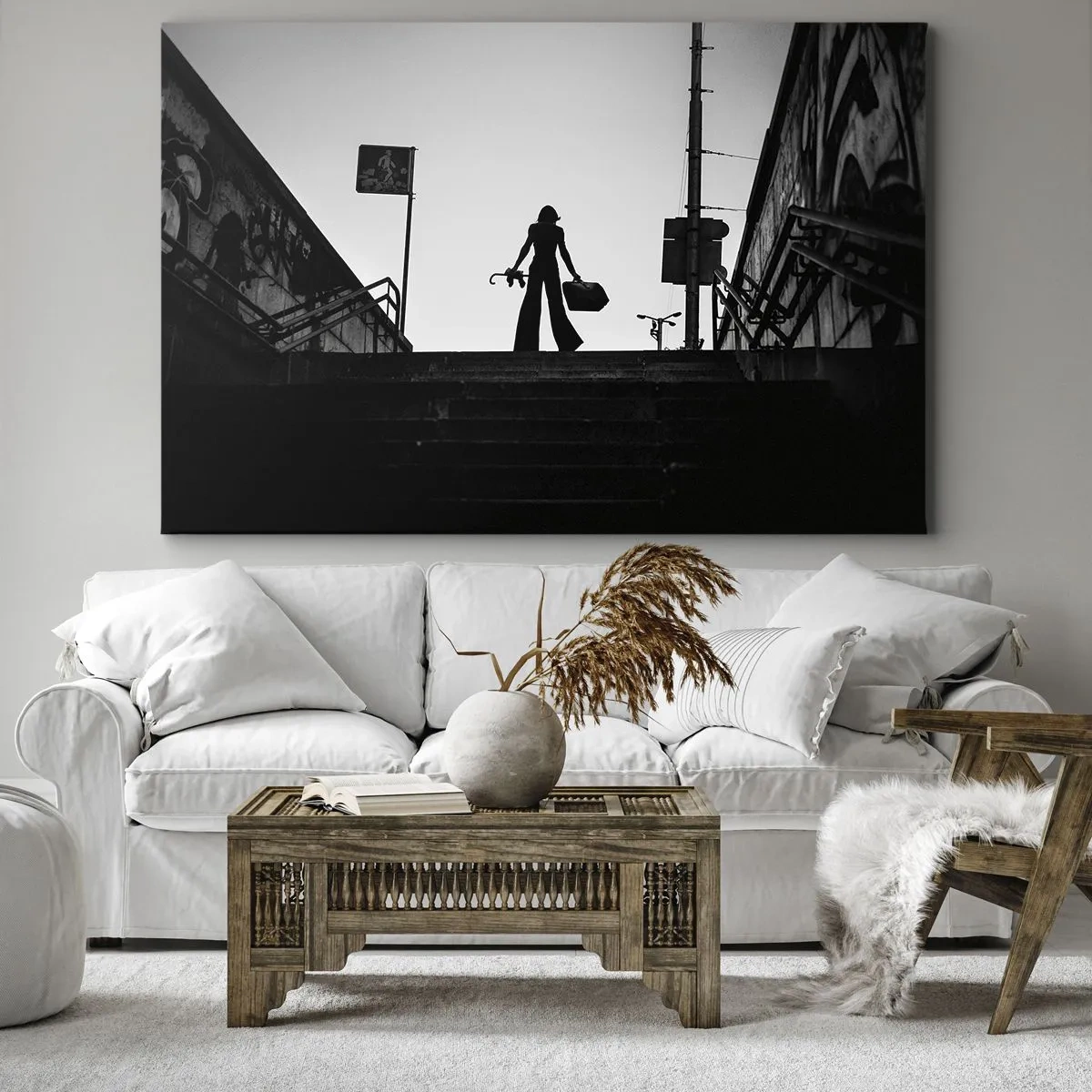 Bild auf Leinwand - Leinwandbild - Eine Frauenfigur auf der Treppe in Schwarzweiß mit dynamischer Atmosphäre - 70x50cm - Städtisches Wandern - Moderne Wanddekoration für Wohnzimmer und Schlafzimmer ARTTOR