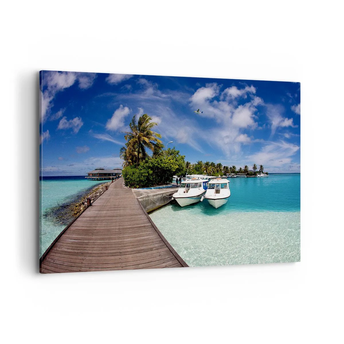 Bild auf Leinwand - Leinwandbild - Ein Steg über einem türkisfarbenen Meer mit Booten und Palmen - 120x80cm - Doch das Paradies gibt es - Moderne Wanddekoration für Wohnzimmer und Schlafzimmer ARTTOR