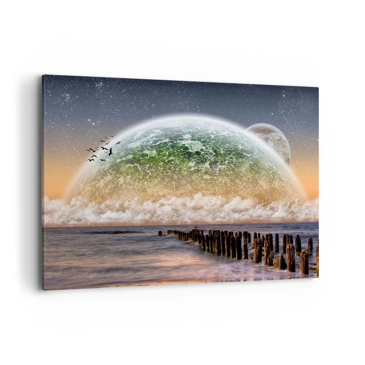 Bild auf Leinwand - Leinwandbild - Eine fantastische Landschaft mit einem großen Planeten über dem Meer und einem Holzsteg. - 120x80cm - Und die Welt tauchte aus dem Wasser auf - Moderne Wanddekoration für Wohnzimmer und Schlafzimmer ARTTOR