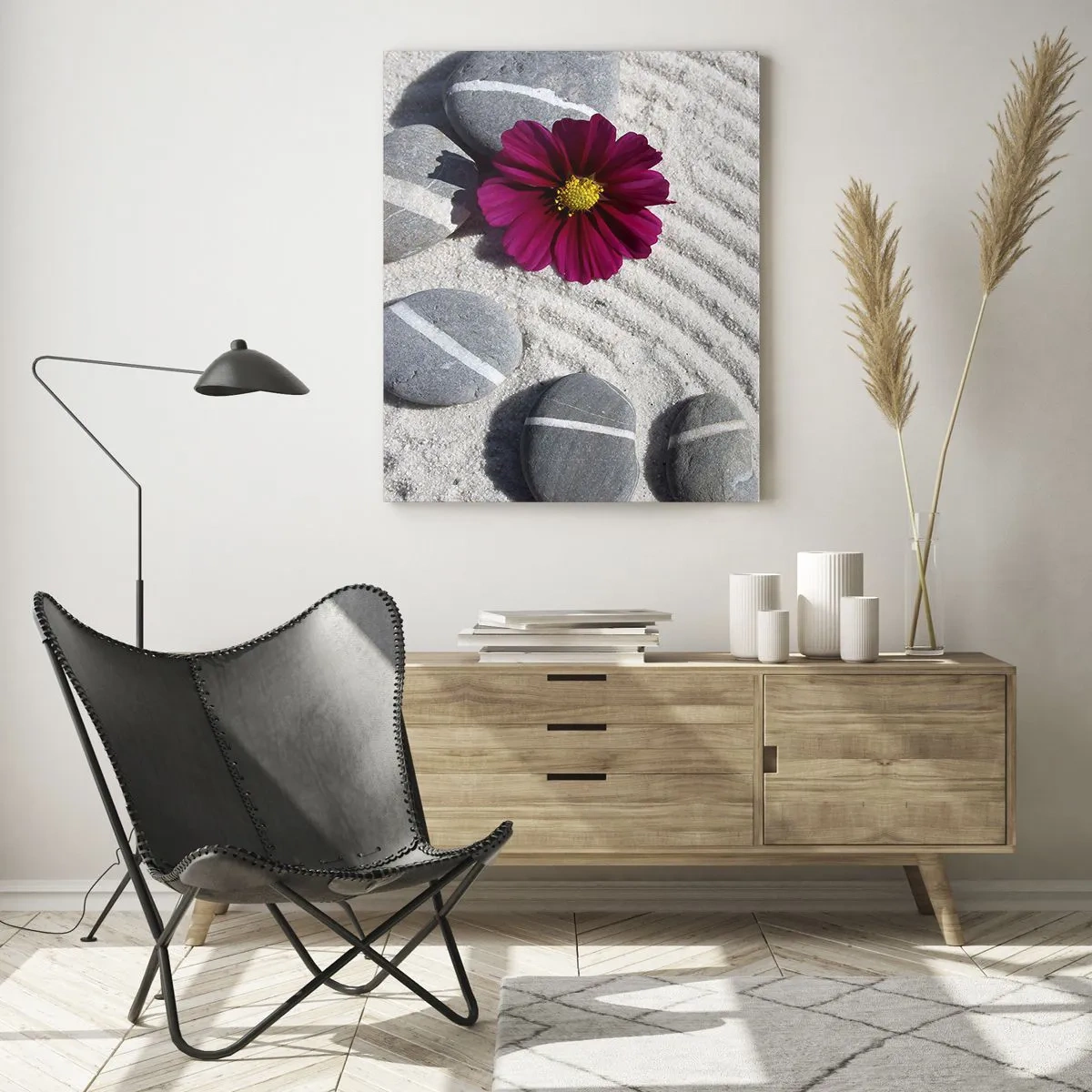 Glasbild - Bild auf glas - Steine mit weißen Streifen und einer lila Blume auf dem Sand im Zen-Stil - 50x70cm - Energie und Ruhe des Zauberkreises der Natur - Moderne Wanddekoration für Wohnzimmer und Schlafzimmer ARTTOR