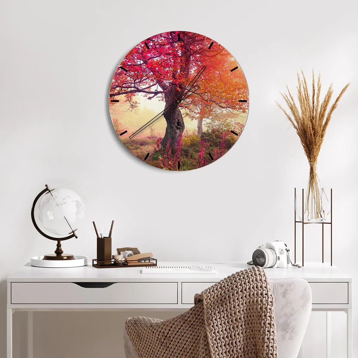 Wanduhr - Glasuhr - Ein Baum mit roten Blättern in einer Herbstlandschaft - 30x30cm - Blühende Raserei - Moderne Wanddekoration für Wohnzimmer, Küche und Schlafzimmer ARTTOR