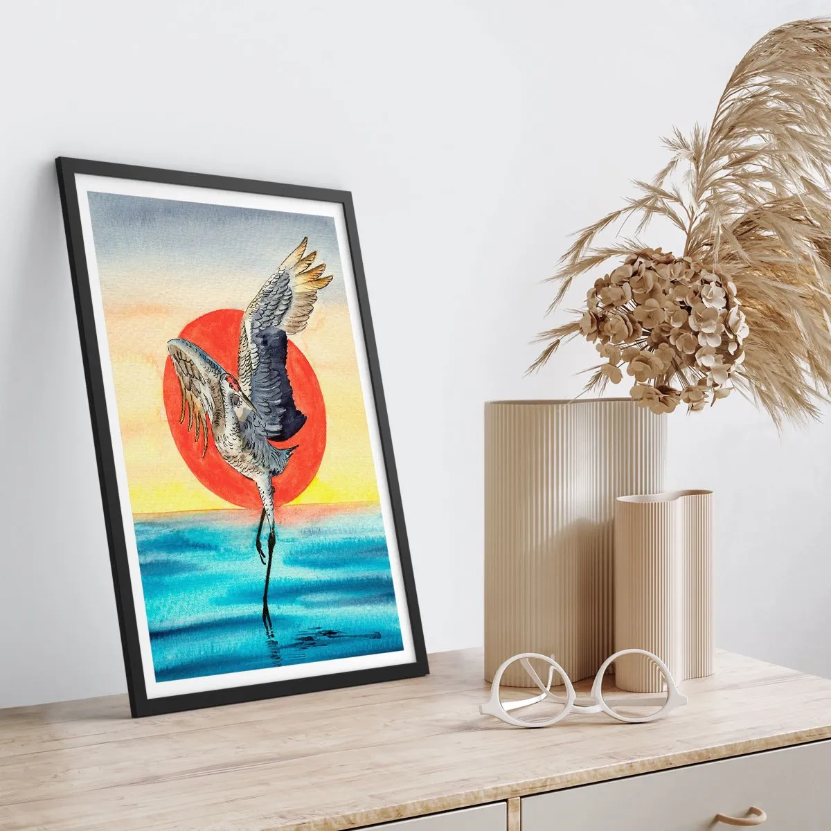 Poster in einem schwarzem Rahmen - Ein Kran schwebt über dem Wasser vor einer roten Sonne - 50x70cm - Es ist Zeit zurückzugehen - Moderne Wanddekoration für Wohnzimmer und Schlafzimmer ARTTOR