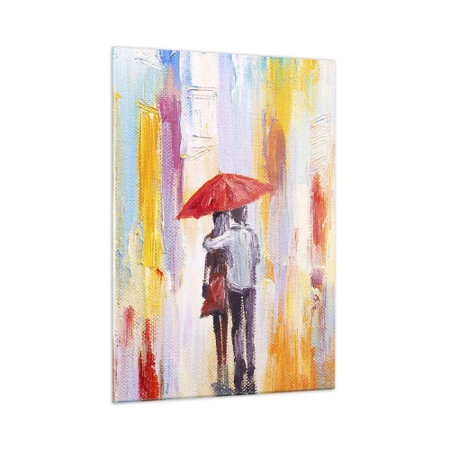 Glasbild - Bild auf glas - Ein Paar hält einen roten Regenschirm im Regen vor einer farbenfrohen Straße. - 50x70cm - Lass es weiter regnen - Moderne Wanddekoration für Wohnzimmer und Schlafzimmer ARTTOR