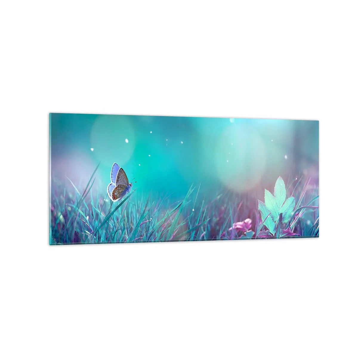 Glasbild - Bild auf glas - Ein Schmetterling auf dem Gras im Licht verschwommener Reflexionen - 120x50cm - Das geheime Leben der Wiese - Moderne Wanddekoration für Wohnzimmer und Schlafzimmer ARTTOR