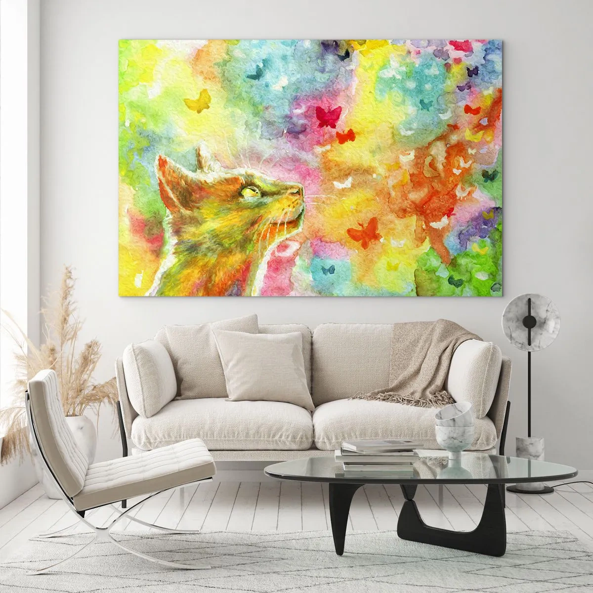 Glasbild - Bild auf glas - Eine Katze beobachtet bunte Schmetterlinge vor einem pastellfarbenen Hintergrund. - 120x80cm - Baju-baju im Katzenparadies - Moderne Wanddekoration für Wohnzimmer und Schlafzimmer ARTTOR