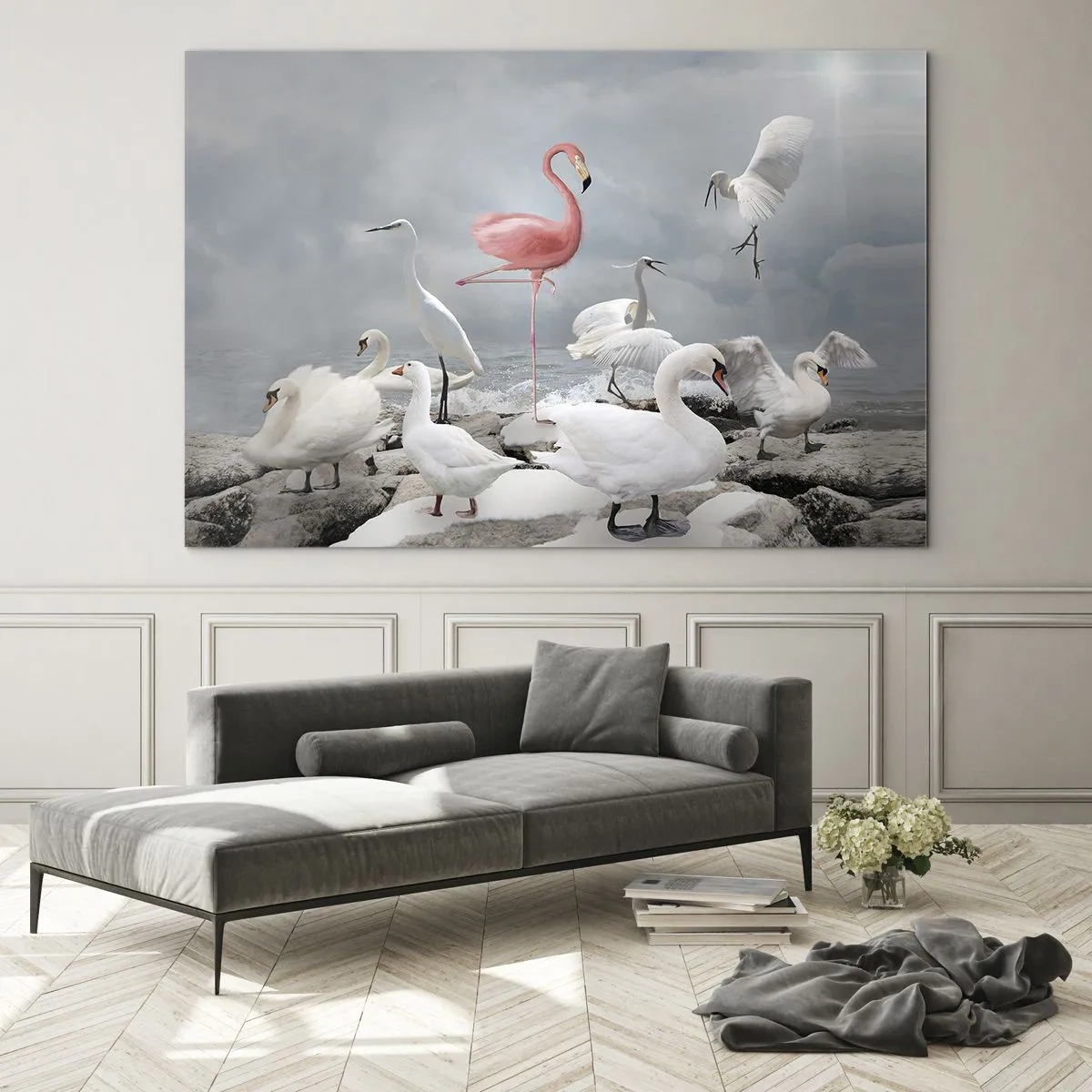 Glasbild - Bild auf glas - Ein rosa Flamingo zwischen weißen Schwänen und Reihern vor dem Wasser - 120x80cm - Wie kam ich hier hin? - Moderne Wanddekoration für Wohnzimmer und Schlafzimmer ARTTOR