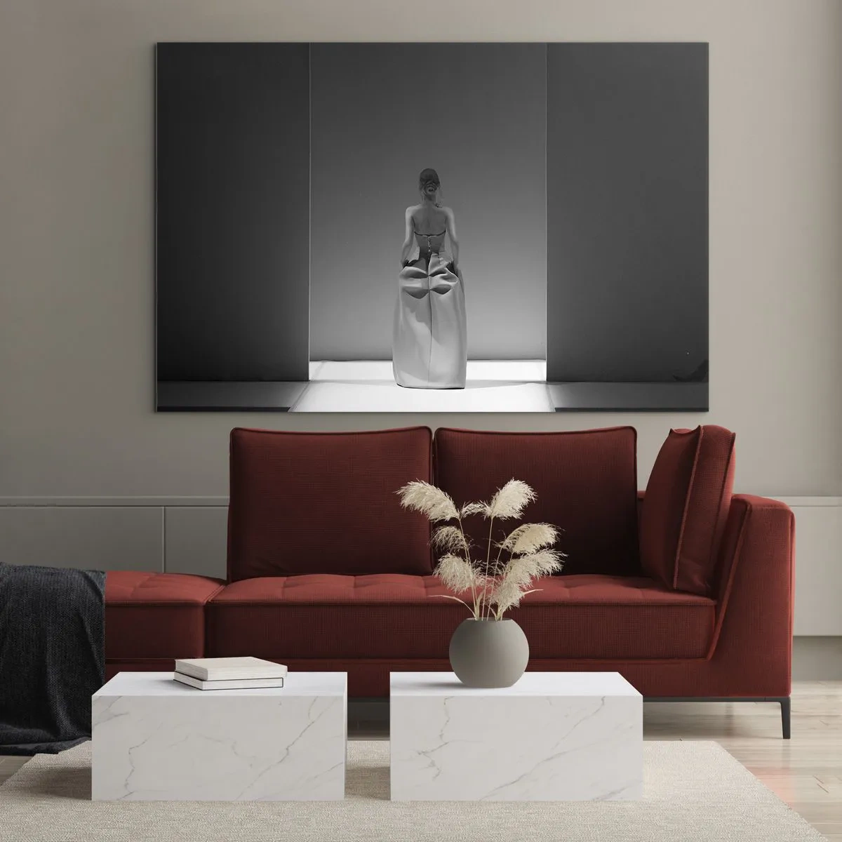 Glasbild - Bild auf glas - Ein Schwarzweißfoto einer Frau in einem Kleid vor einem hellen Hintergrund. - 70x50cm - Raffinierte Einfachheit - Moderne Wanddekoration für Wohnzimmer und Schlafzimmer ARTTOR
