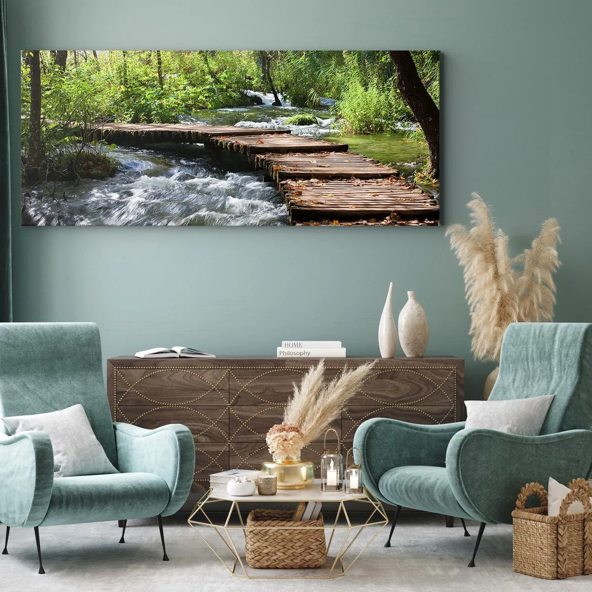 Bild auf Leinwand - Leinwandbild - Eine Holzbrücke über einen rauschenden Bach, umgeben vom Grün des Waldes. - 140x50cm - Über der schaumigen Kaskade - Moderne Wanddekoration für Wohnzimmer und Schlafzimmer ARTTOR