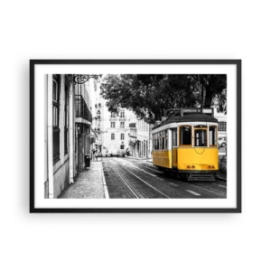 Poster in einem schwarzem Rahmen - Eine gelbe Straßenbahn vor dem Hintergrund einer schwarz-weißen Straße - 70x50cm - Und Fado im Hintergrund - Moderne Wanddekoration für Wohnzimmer und Schlafzimmer ARTTOR